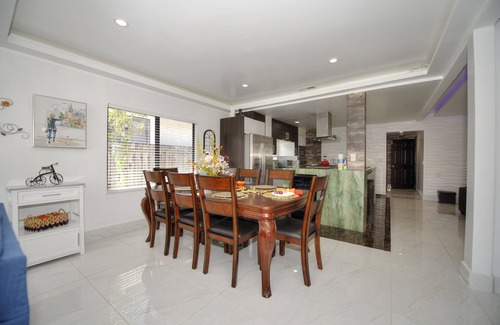 Burbank House | Fascinating single house in heart of Silicon Valley! Business & Family friendly!
