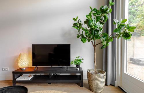 Municipality of Tilburg Apartment | Fast Wifi, Vibrant Home, 10 Min From Efteling