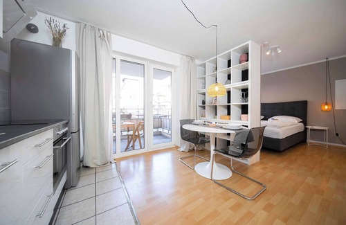 Furth-Sud Apartment | Favorite Stays: StudioM w/Balcony | Kitchen | Trade Fair