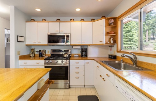 Tahoma Cabin | Fawn by AvantStay | Secluded Cabin w/Large Deck Surrounded by Forest