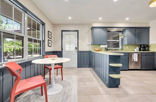 Fayetteville House | Fayetteville Flashback - 2 Mi to Downtown