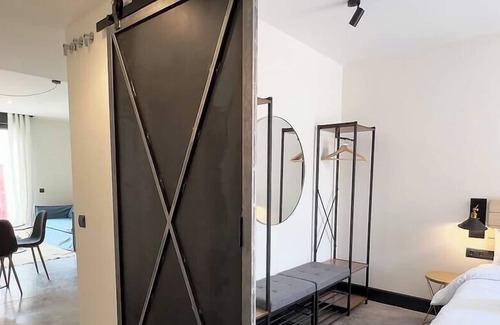 Almendrales Apartment | FD/ Beautiful and bright apartment. Parking. Wifi