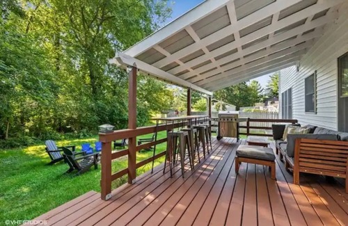 Three Oaks House | Featherbone Farmhouse- Comfy Gem 1 Block to Town. Perfect for families & groups!