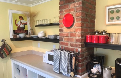 Hendersonville Cottage | Featherstone THE LODGE - perfect for families!
