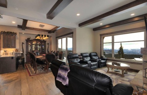 Big White Ski Resort House | Feathertop 480 - Stunning High-End House with Amazing Views