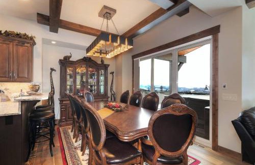 Big White Ski Resort House | Feathertop 480 - Stunning High-End House with Amazing Views