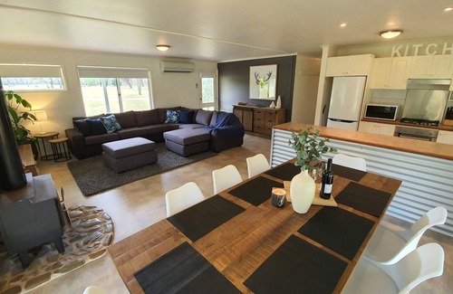 Smoko House | Feathertop Views - Part Alpine ski lodge and part private country estate