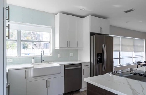 Largo House | ☆Featured on HGTV☆ Heated Pool, SleepNumber Beds, Beach Cruisers