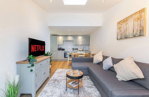Battersea Apartment | Featuring garden views, Three-Bedroom Bliss in London