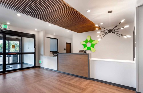 Asheville Hotel | Feel at Home: 4 Suites with 2 Beds, Kitchens & Grab-and-Go Breakfast Offered
