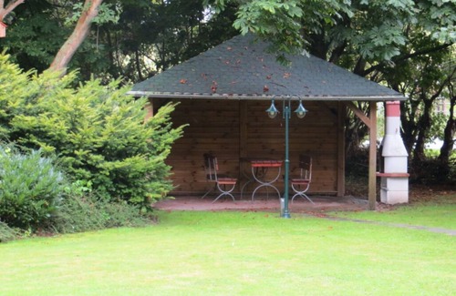 Großwurden Condo | Feel-good oasis right by the sea with a beautiful garden and mature trees