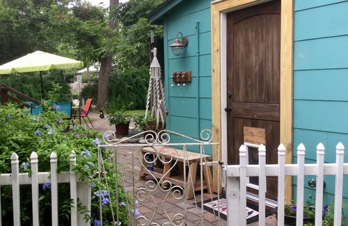 New Braunfels Cottage | Feel local! A Football Field Stroll to Downtown & the River! Pets encouraged!n