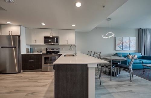 Treasure Island Hotel | Feel the Breeze - Beachfront Suite with Views | Pool & Full Kitchen