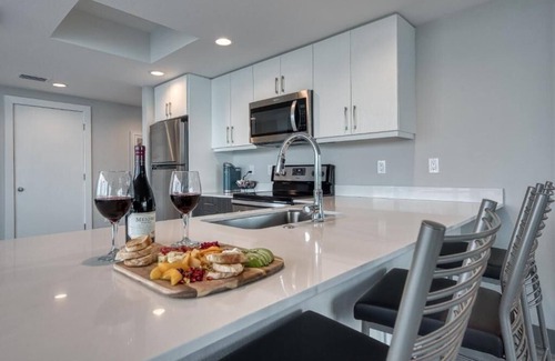 Treasure Island Hotel | Feel the Breeze - Beachfront Suite with Views | Pool & Full Kitchen