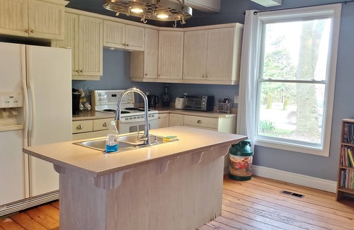 Greater Napanee Cottage | Feel the Country Vibe in this 4-bedroom Farmhouse Inn! Close to Kingston, PEC