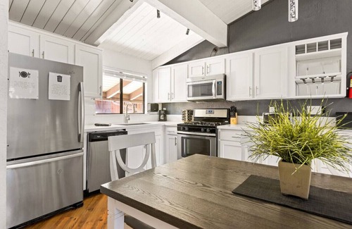 Big Bear Lake House | Feet Away From Slopes Modern Snow Summit Cabin