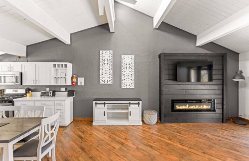 Big Bear Lake House | Feet Away From Slopes Modern Snow Summit Cabin