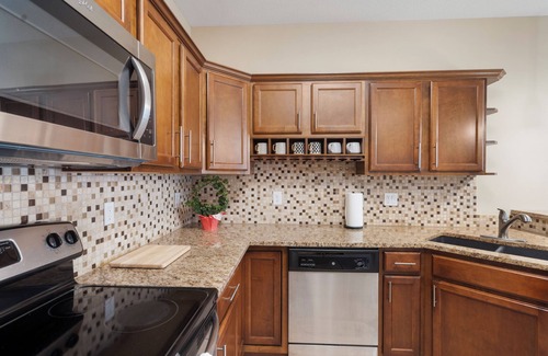 West Des Moines Condo | Felicitous Spacious Clean Safe Jordan Creek Perks W/Garage