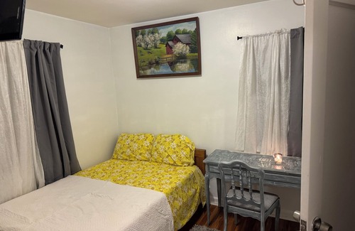 Fair Lawn House | FEMALES ONLY Quite safe neighborhood near NYC, transportation & mall