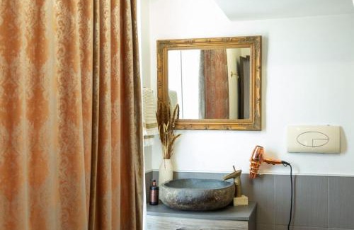 San Nicola La Strada Bed & Breakfast | FEMME noir LUXURy spa EXPERIENCE