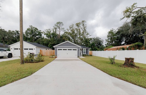 Northside House | Fenced Haven Between Jax Airport & Ocean Beach