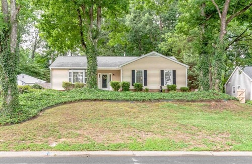 Matthews House | Fenced in backyard 4 Family gatherings & Dog Park