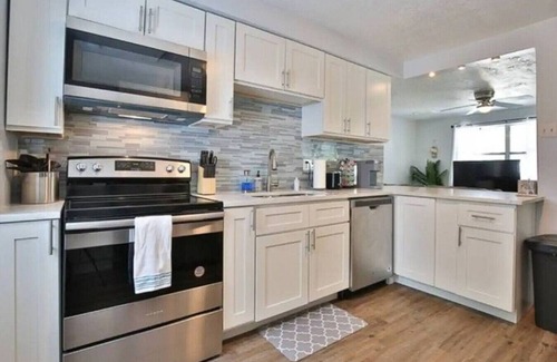 Sarasota Springs House | Fenced in w/Jacuzzi Close to Siesta Key Bridge