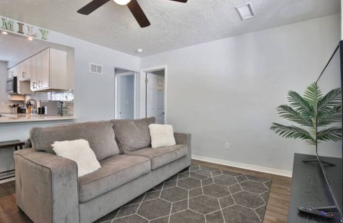 Sarasota Springs House | Fenced in w/Jacuzzi Close to Siesta Key Bridge