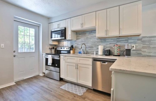 Sarasota Springs House | Fenced in w/Jacuzzi Close to Siesta Key Bridge