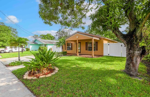 Deerfield Beach House | Fenced tropic home ⛱️with outdoor area 3bed/1bath