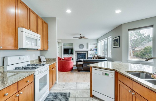 Vista Ridge House | Fenced Yard & Trail Access: Dog-Friendly Erie Home