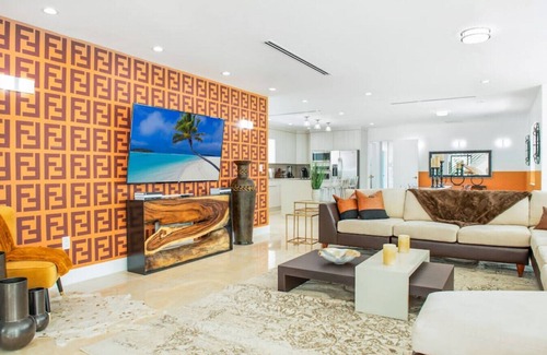 Coral Way Villa | Fendi Mansion│Pool│Central Miami │Piano│Pool table