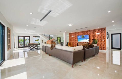Coral Way Villa | Fendi Mansion│Pool│Central Miami │Piano│Pool table