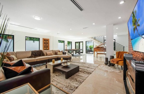 Coral Way Villa | Fendi Mansion│Pool│Central Miami │Piano│Pool table