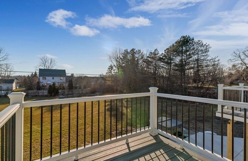 Lake Fenton Apartment | Fenton Flats- Parisian Place With On Site Hot Tub