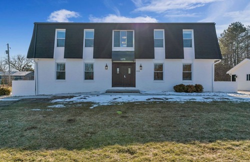 Lake Fenton Apartment | Fenton Flats- Suite 2 With On Site Hot Tub and Personal Garage