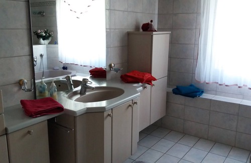Zirndorf Apartment | Feriendomizil am Waldrand mit Balkon