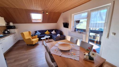 Poltersdorf House | Ferienhaus "Anne" und Weingut Willi Fett