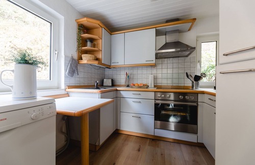 Eslohe House | Ferienhaus in Ortsrandlage mit Aussensauna und Beleuchteter Glasüberdachung