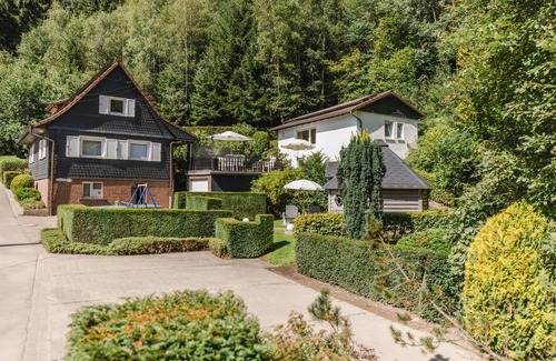 Eslohe House | Ferienhaus in Ortsrandlage mit Aussensauna und Beleuchteter Glasüberdachung