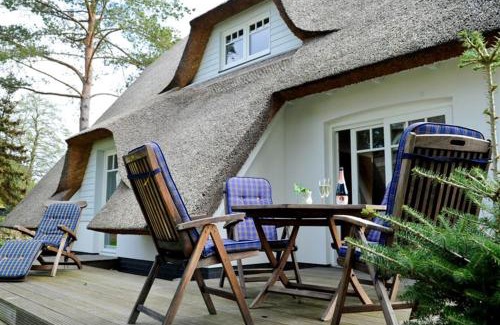 Trassenheide House | Ferienhaus Rubin mit Sauna und Kamin, Reetdachhaus am Walde