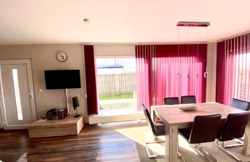 Onderdijk House | Ferienpark Vislust Modernes Holzhaus am Ijsselmeer mit eigenen Steg