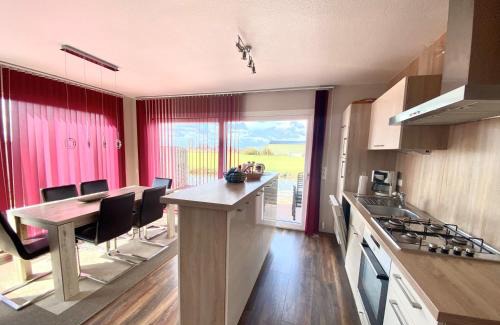 Onderdijk House | Ferienpark Vislust Modernes Holzhaus am Ijsselmeer mit eigenen Steg