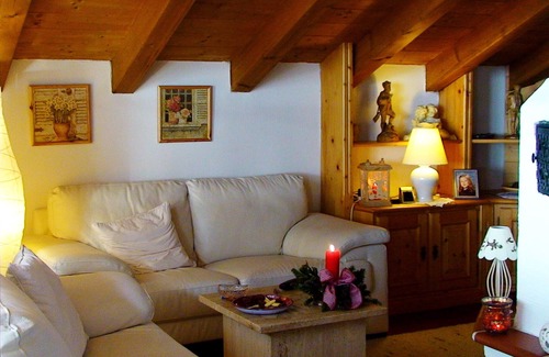 Oberschonau Apartment | Ferienwohnung Suite Silberdistel, 1 bis 2 Personen, 75 qm, 1 Schlafzimmer, 2 Bäder mit Dusche + Wanne, Kachelofen, Balkon