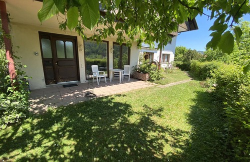 Alpirsbach Apartment | Ferienwohnung 57 qm, Wohnzimmer mit integrierter Küche, Badezimmer mit Dusche und WC