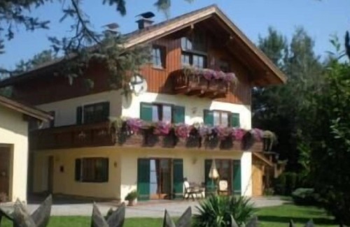 Piding Apartment | Ferienwohnung (60 QM) Schlafzimmer, Einbauküche, Wohn-/Schlafraum, Du/WC