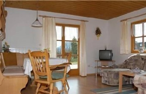 Piding Apartment | Ferienwohnung (60 QM) Schlafzimmer, Einbauküche, Wohn-/Schlafraum, Du/WC