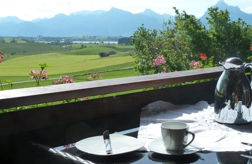 Hopferau Apartment | Ferienwohnung Bergpanorama - Hopfenseeblick, 2 Schlafräume, Balkon, I. Stock