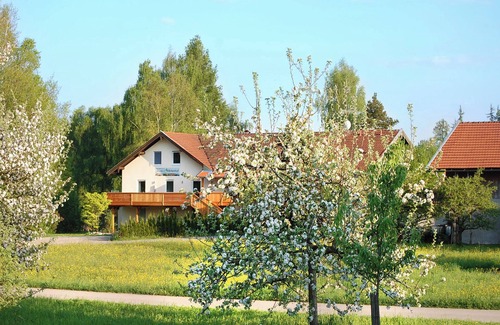 Taching a.See House | Ferienwohnung bis 3 Personen, auf 2 Ebenen, 80 qm, Balkon und Terrasse