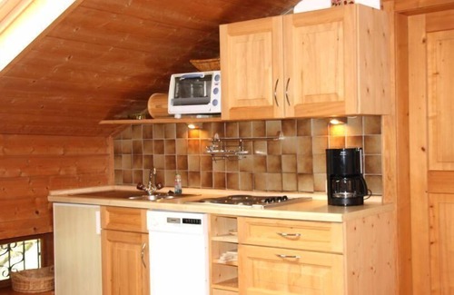 Frasdorf Apartment | Ferienwohnung bis 4 Personen, Bauernhof, 47qm, Balkon, 2 Schlafzimmer, Wohnküche, SAT-TV = Enzianzimmer